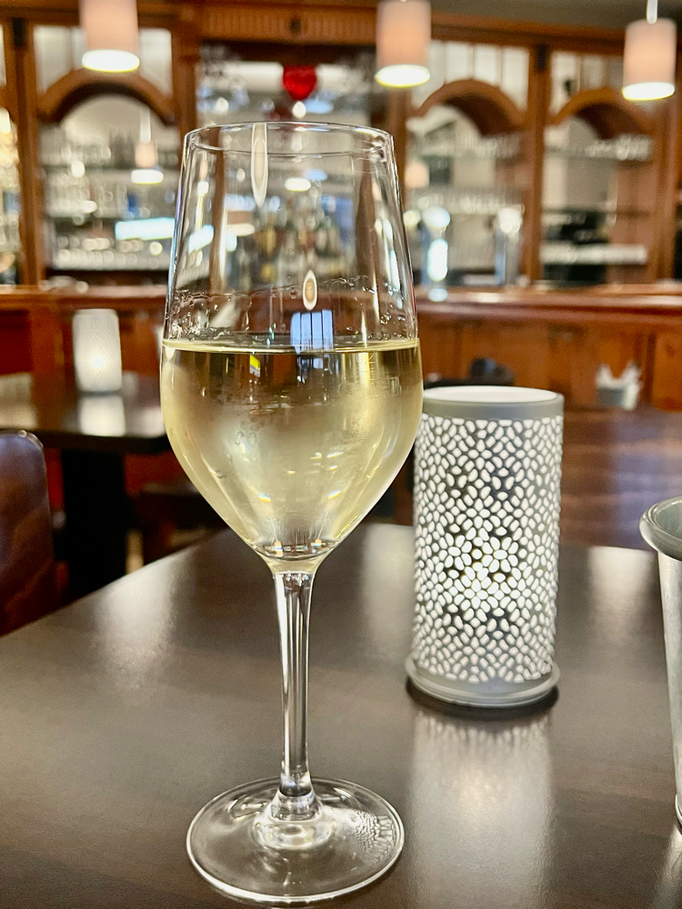 Wein und Bistroatmosphäre in der Brasserie Rendezvous Hannover