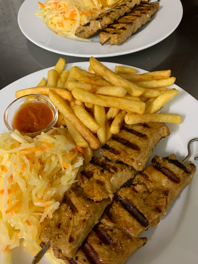 Frisch zubereitetes Suflaki mit hausgemachten Beilagen in der Brasserie Rendezvous