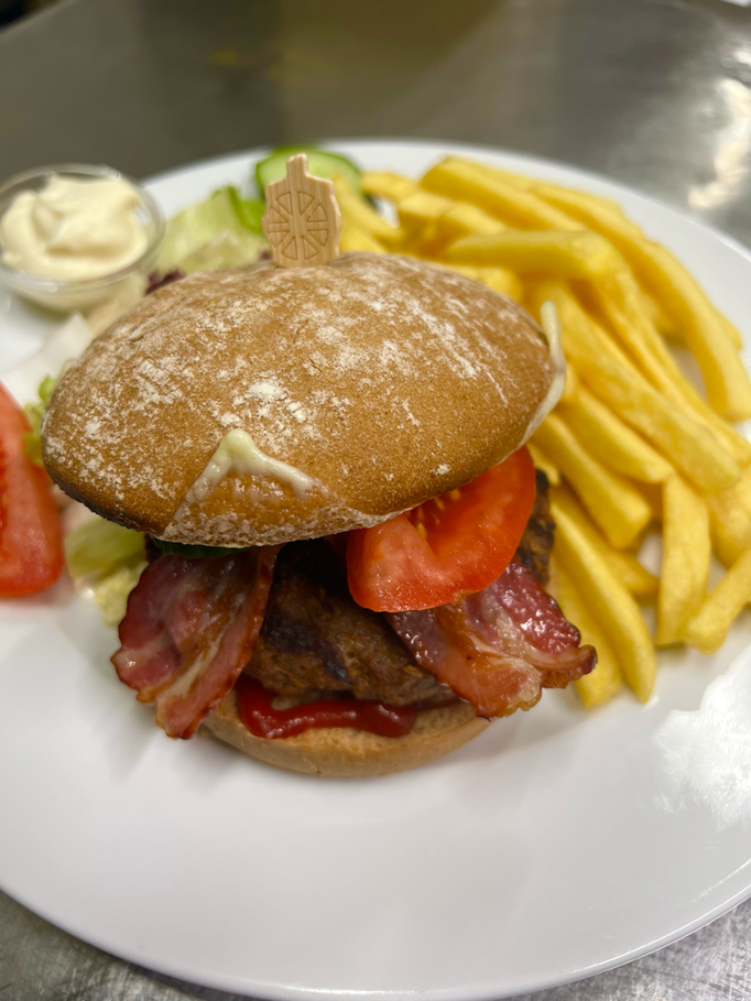Burger mit Pommes in der Brasserie Rendezvous Hannover-Bothfeld