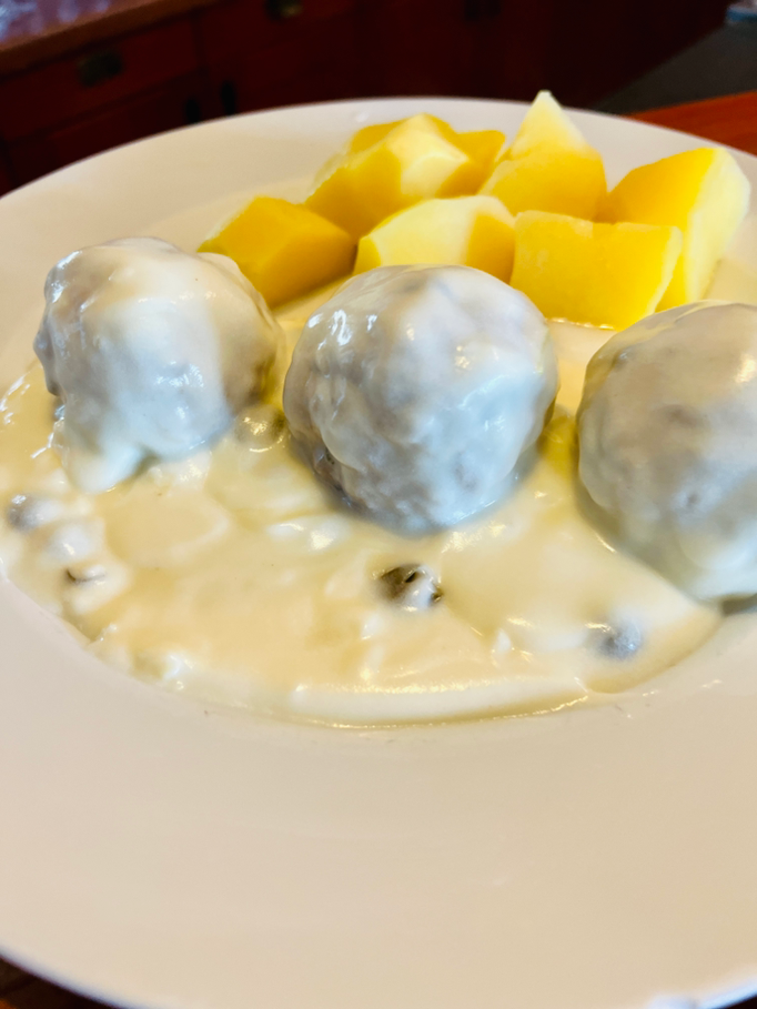 Hausgemachte Königsberger Klopse vom Mittagstisch der Brasserie Rendezvous Hannover