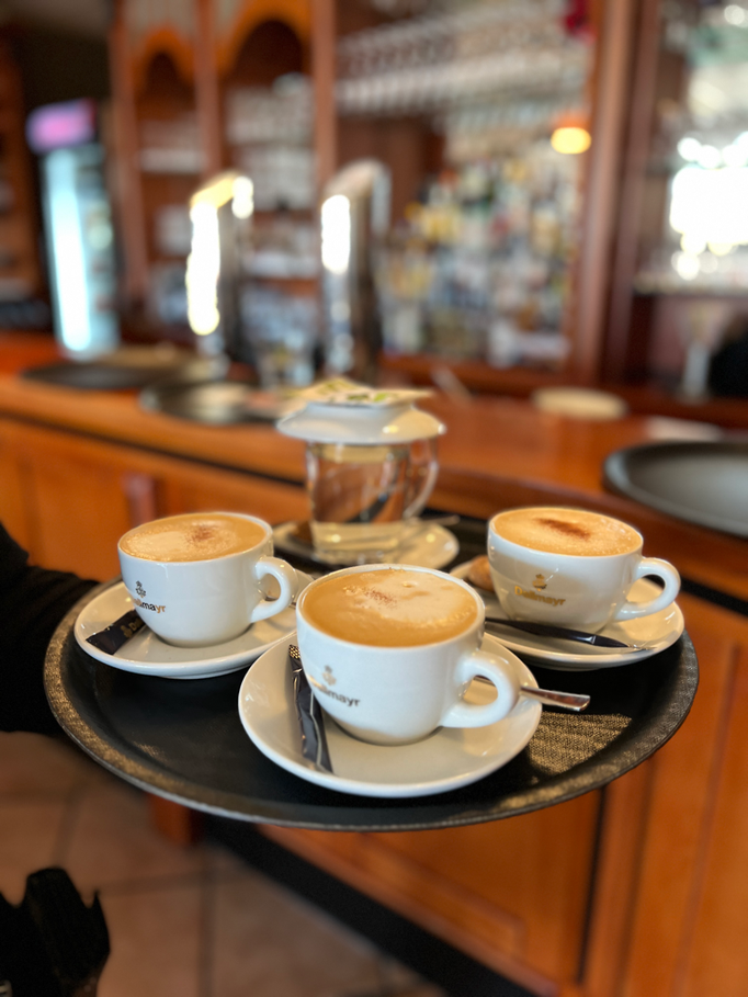 Kaffee und Bistroatmosphäre in der Brasserie Rendezvous