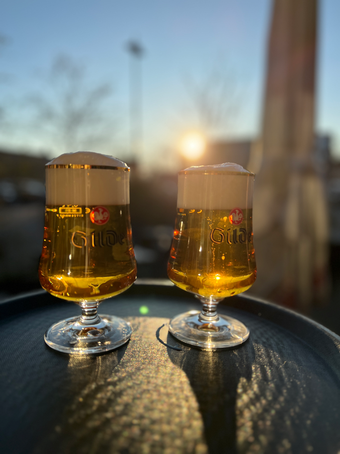 Frisch gezapftes Bier in der Brasserie Rendezvous