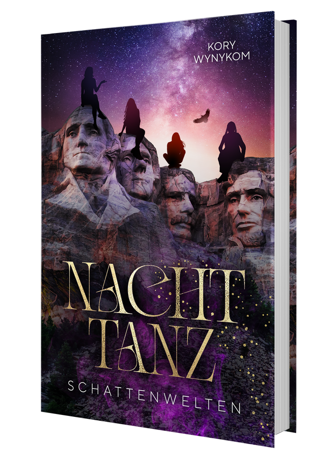 Nachttanz: Schattenwelten – vier Frauen auf Mount Rushmore unter Sternenhimmel, Auftakt der Saga.