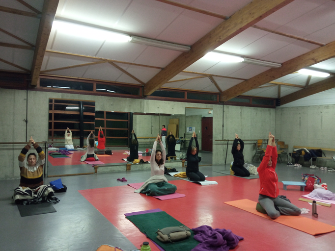 cours de yoga dans la salle de l'ancienne école George Sand à Désertines