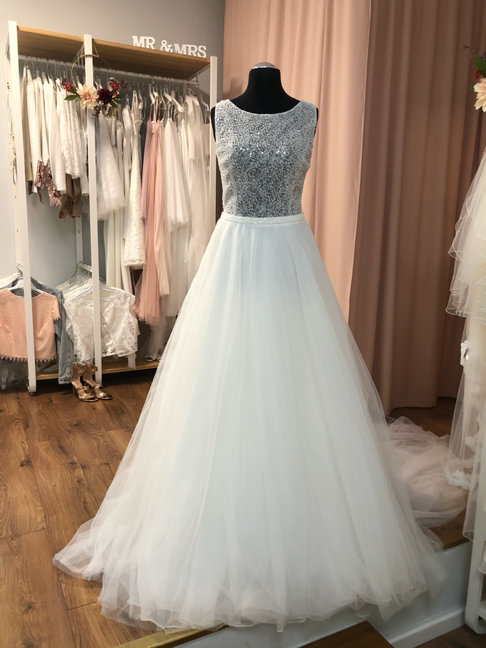 Brautkleid mit Tüllrock, das Oberteil besteht aus Glitzerperlen, das Kleid hat einen tiefen Rückausschnitt, Größe 36