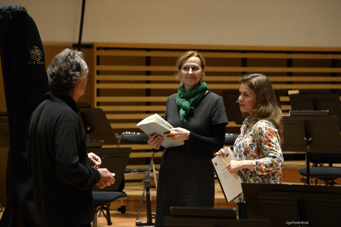 Hermine Haselböck before her Alto Solo in Mahler's 2nd Symphony in Lille with Olena Tokar and J.C. Casadesus (CD recording included)
