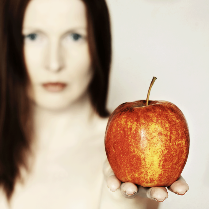 Manuela Deigert Bildsprache Selbstportrait mit einem schönen großen Apfel in der Hand haltend