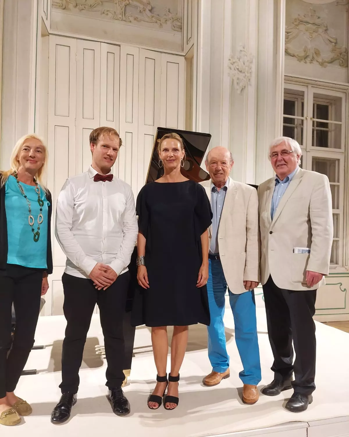 Mit dem Vorstand der Halbturner Schlosskonzerte v. l. nach r. Fr. Mag. Gabriele Schindl, Marcus Paul Hasenauer, Gräfin Philippa Königsegg-Aulendorf, Hr. Johann Prückler, Hr. Heinz Hamm