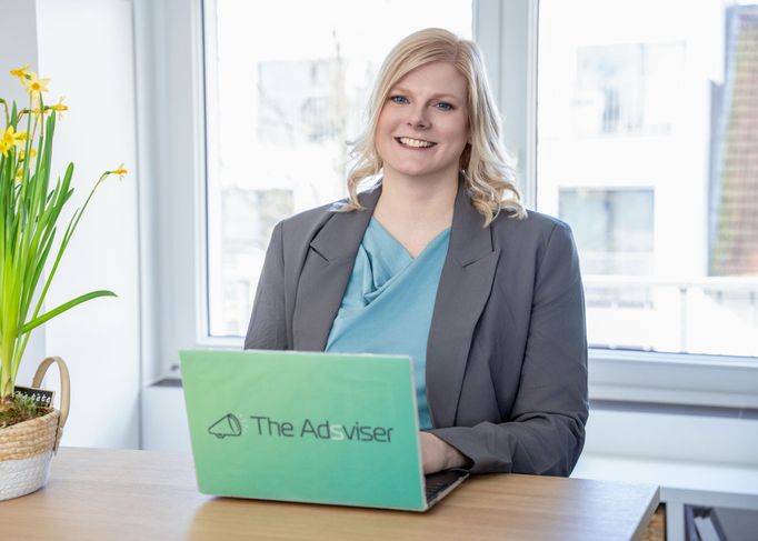 Business-Portrait beim Fotoshooting mit professionellem Make-up in Münster – Styling von Lena Jani