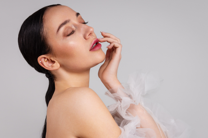 Hair & Make-up Artist für Editorial Beauty Shooting – präzises Make-up im Close-up