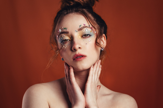 Hair & Make-up Artist für Editorial Beauty Shooting – präzises Make-up im Close-up