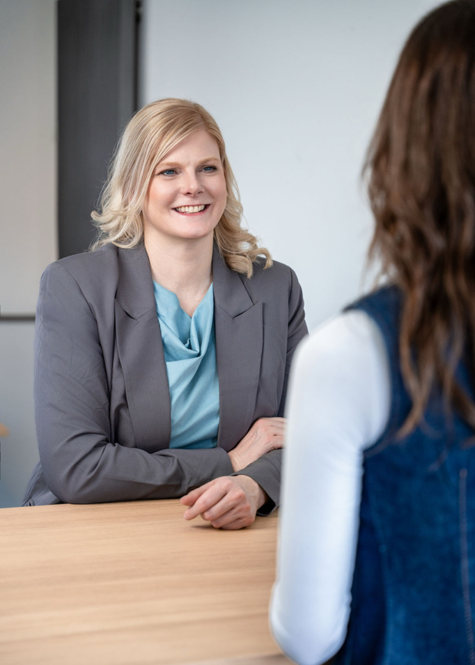 Business-Portrait beim Fotoshooting mit professionellem Make-up in Münster – Styling von Lena Jani