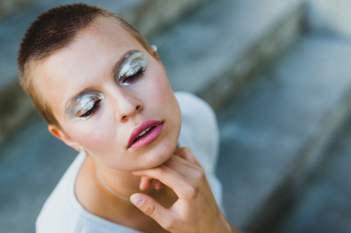 Hair & Make-up Artist für Editorial Beauty Shooting – präzises Make-up im Close-up