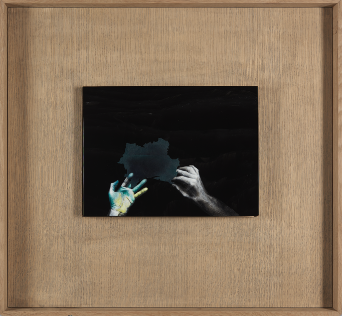 Mains et carte (France déformée), huile sur obsidienne,  26 x 35 cm, N° 19/2019. Cadre 66 x 71 cm.