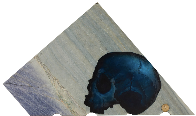 Crâne n°3 (avec 20 cents italien), huile et feuille d'or sur marbre Macauba, 32 x 54 cm, 2016, N°6/2016.