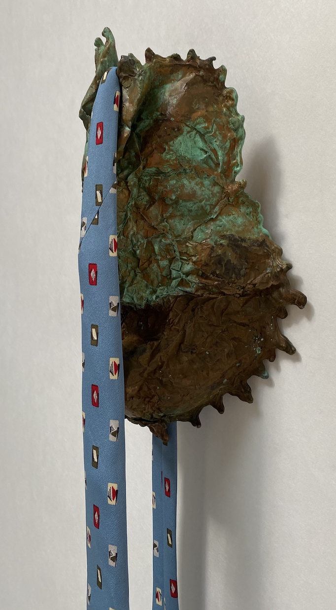Masque 1, bronze patiné et cravate de soie, 32 x 15 x 12 (bronze) 100 cm avec cravate, 2021.