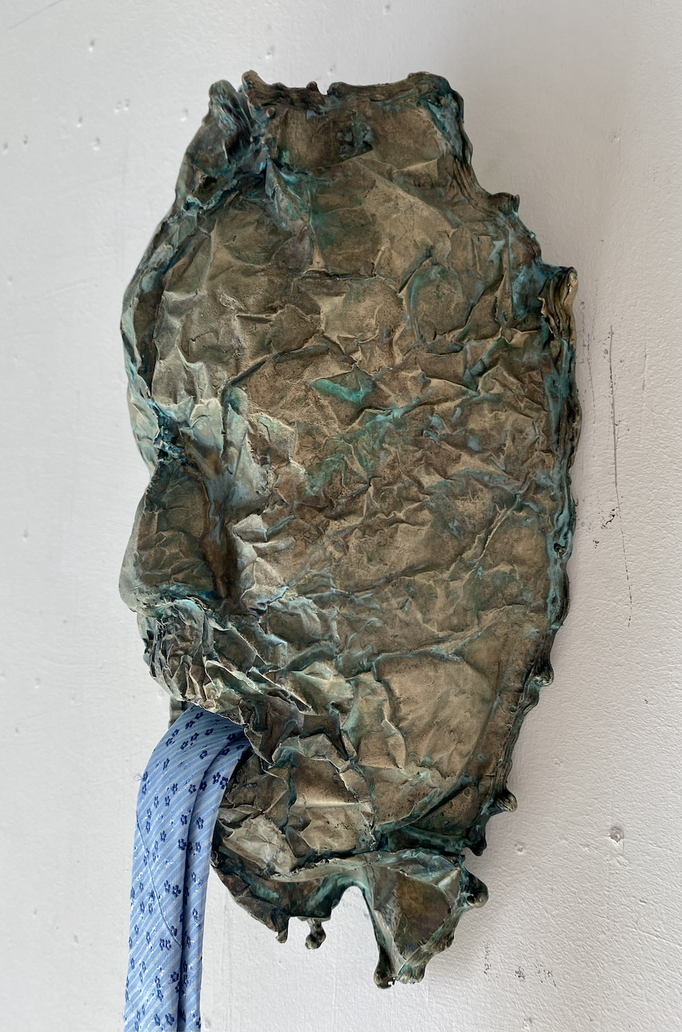 Masque 3, bronze patiné, cravate de soie, 35 x 17 x 12 (bronze) x 110 cm avec cravate,  2021.