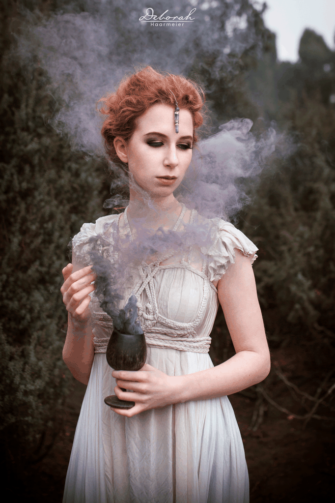 Model weißes designerkleid und Rauchbombe