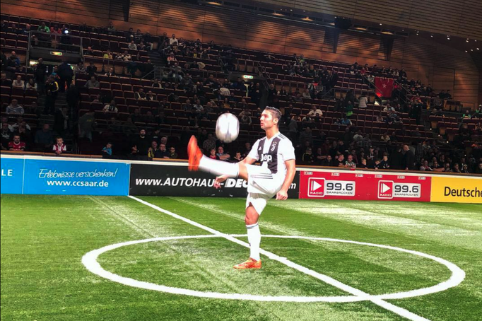 Fußball Freestyler Saki Bühnen Show 