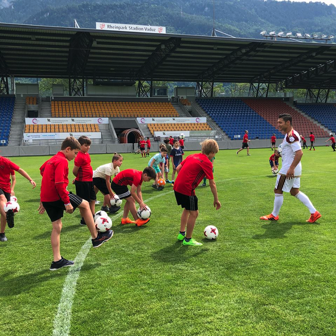 Technik-Training mit dem Ball beim Kindergeburtstag im Verein oder im eigenen Garten