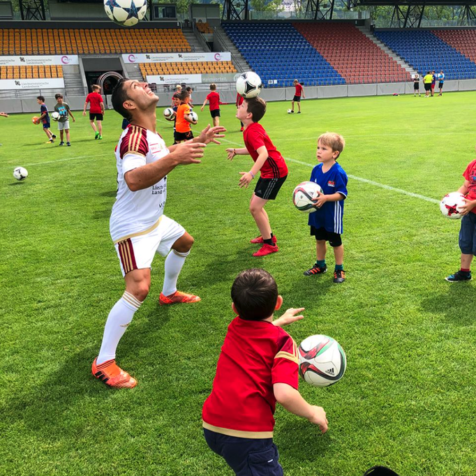 Ideen für den Fußball-Kindergeburtstag: Training im Garten wie echte Profis im Stadion.
