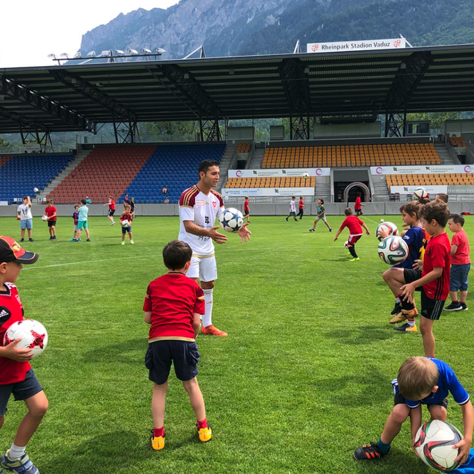 Faires Spiel beim Fußball-Event: Tolle Spielszenen und Teamgeist beim Kindergeburtstag im Freien.