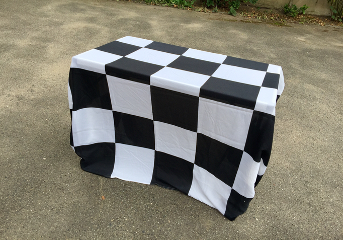 Tisch mit Zielflaggen Racing Optik