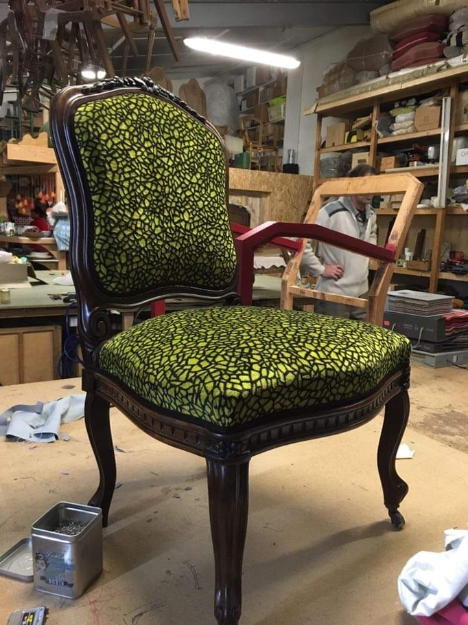 Fauteuil bas en bois de palissandre - Restauration siège Atelier Uzès Valérie Ben Soussan ©Photo VBN