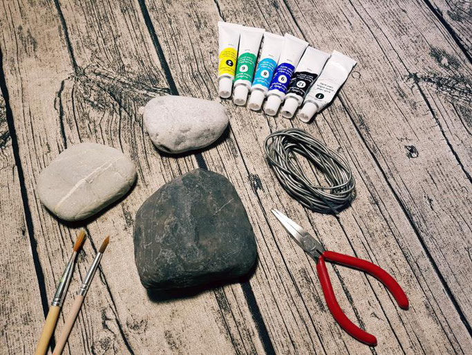 DIY Anleitung für einen Lettering-Halter. Material - Steine, Draht, Zange, Farbe, Pinsel