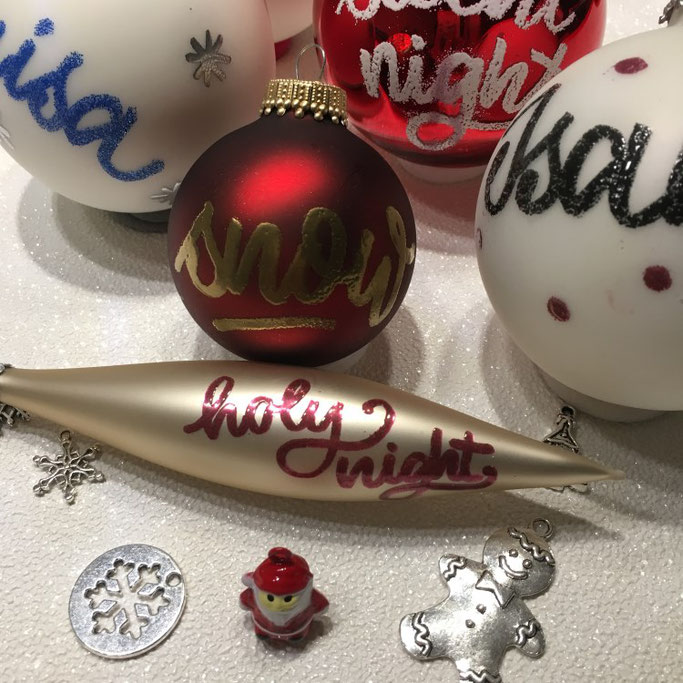 DIY Anleitung: Wie du mit Embossing und Lettering deine Weihnachtskugeln ganz einfach verschönern kannst.