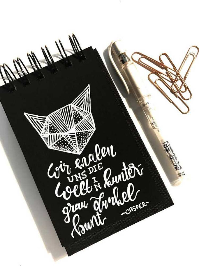 Letter Lovers stickynote.lettering: Handlettering Spruch: Wir malen uns die Welt in kuntergrau und dunkelbunt - Casper
