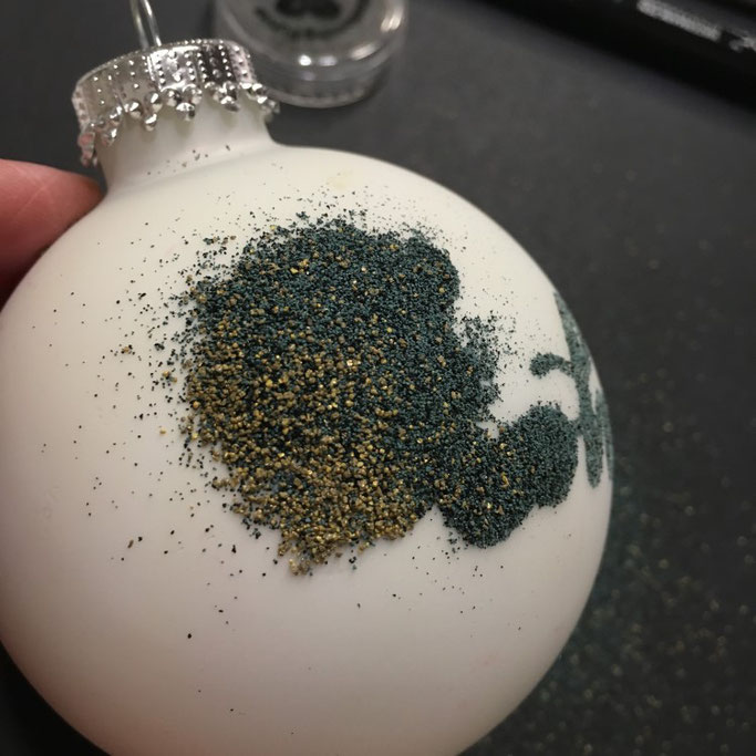 Lettering DIY Anleitung: Embossing auf Weihnachtskugeln - Schritt 3: Embossingpulver auf die Kugel verteilen