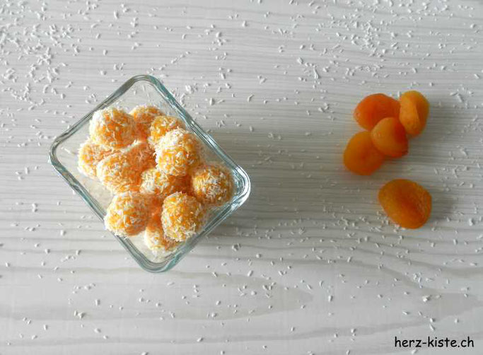Rezept für Aprikosen-Kokos Pralinen: gesund und lecker - Paleo Nascherei