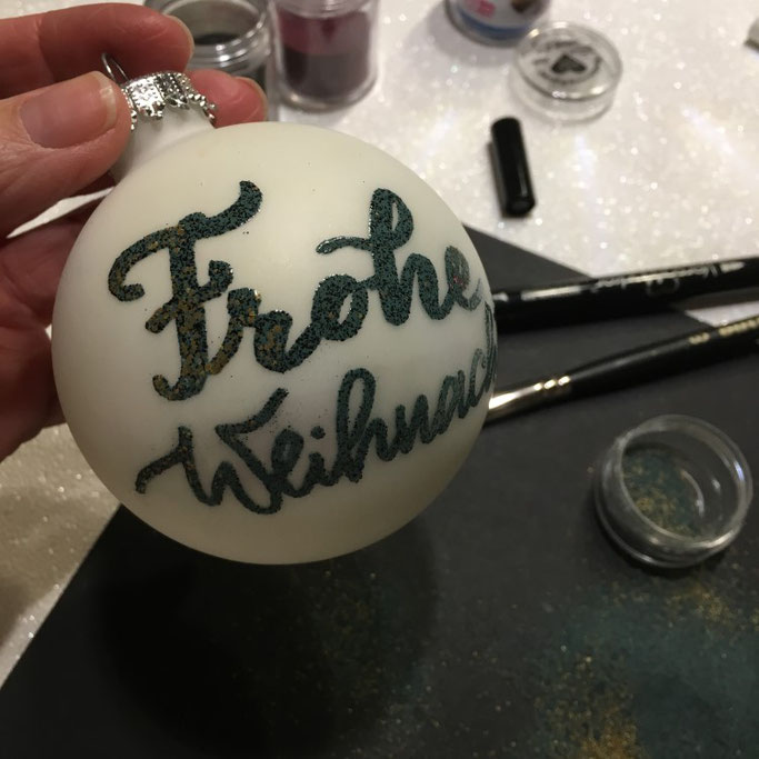 DIY Lettering Anleitung: Wie du mit Embossing deine Weihnachtskugeln verschönern kannst