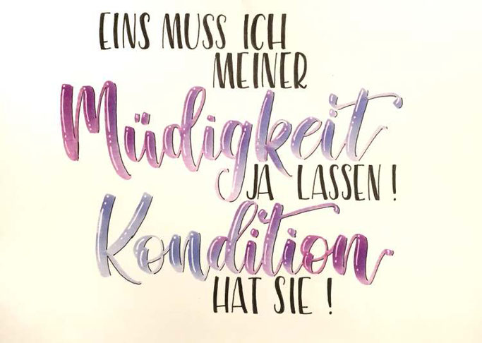 Letter Lovers bianca_helali: Handlettering Spruch: Eins muss ich meiner Müdigkeit ja lassen! Kondition hat sie!
