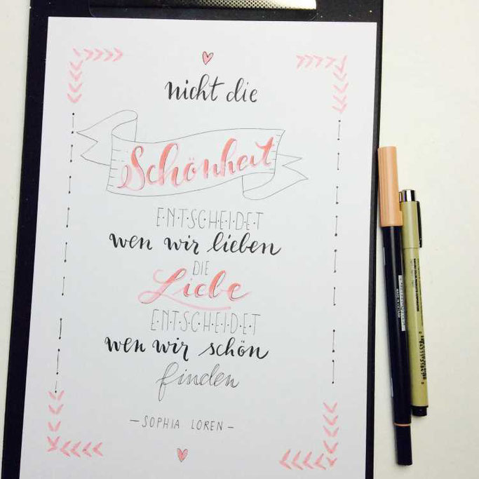 Letter Lovers tradonde: Handlettering Spruch: Nicht die Schönheit entscheidet wen wir lieben. Die Liebe entscheidet wen wir schön finden. Sophia Loren