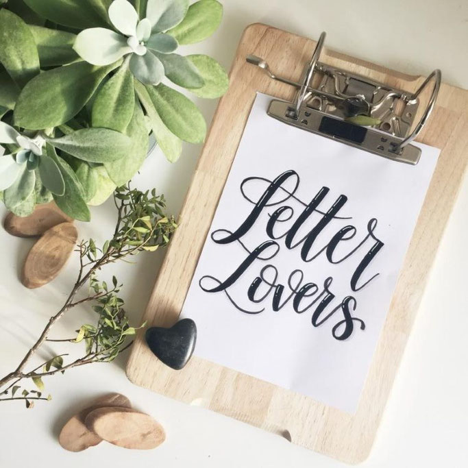 Anleitung für ein DIY Klemmbrett aus einem alten Aktenordner und einem Holzbrett. Super geeignet auch für Letterings! Aus der Serie: Letter Lovers von beyzacreates
