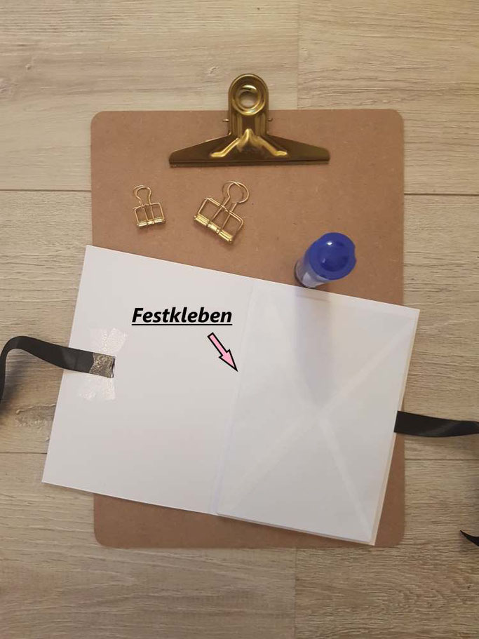 Tutorial: DIY Sammelmappe selber machen - Schritt 5: Briefumschläge festkleben - Letter Lovers mrs.b.letters