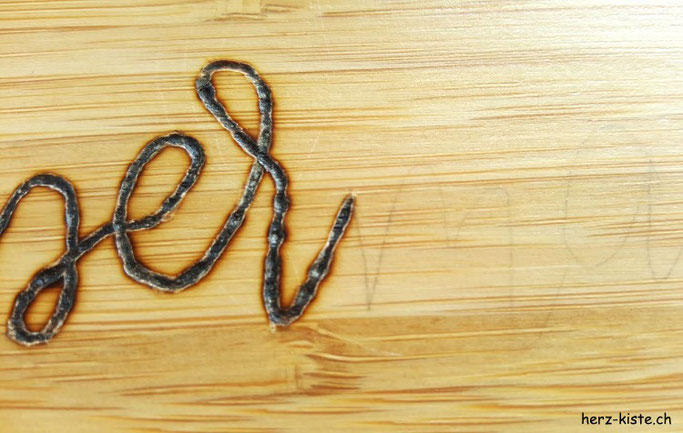 Handlettering mit einem Brandkolben - vorzeichnen mit Bleistift und Detail