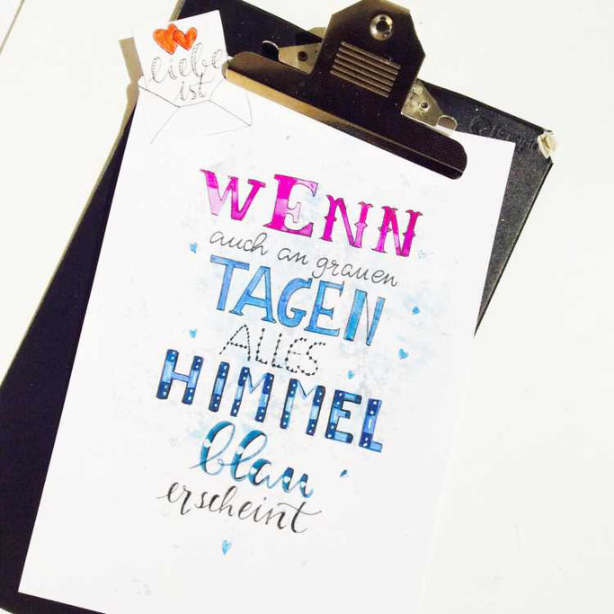 Letter Lovers tradonde: Handlettering Spruch: Liebe ist, wenn auch an grauen Tagen alles himmelblau erscheint