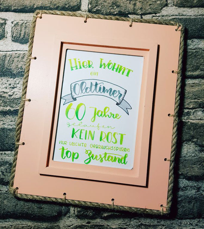Lettering Spruch: Hier wohnt ein Oldtimer. 60 Jahre gelaufen, kein Rost nur leichte Gebrauchsspuren - top Zustand. (Letter Lovers letteritoutloud)