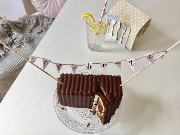 DIY Anleitung für eine einfache Wimpelkette mit Handlettering - tolle Dekoration für einen Kuchen (Letter Lovers somelovelyletters)