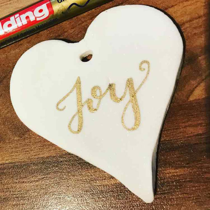 DIY Lettering Anleitung von stickynote.lettering bei den Letter Lovers: Fake Porzellan selber machen um zu belettern