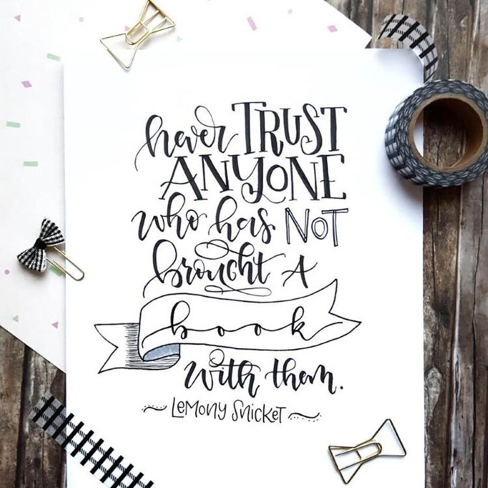 Letter Lovers schreibfieber: Handlettering Spruch: Never trust anyone who has not brought a book with them - Lemony Snicket