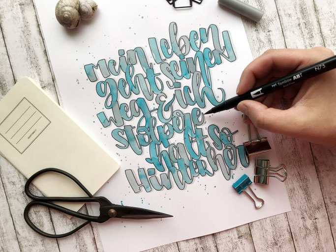 Lettering Spruch: Mein Leben geht seinen Weg und ich stolpere halt so hinterher (Letter Lovers mel_lettering)
