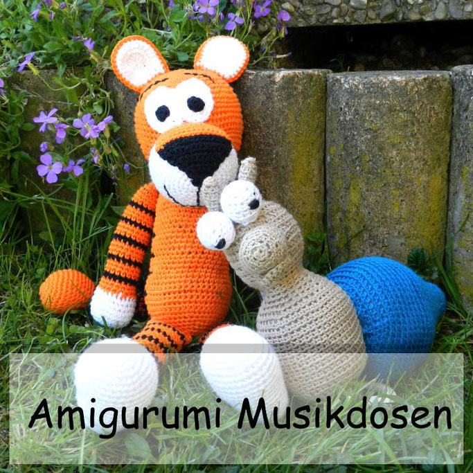 DIY Geschenk zur Geburt: Musikdose Amigurumi häkeln - ein Tiger und eine Schnecke