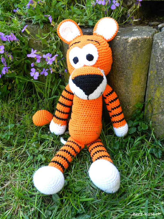 DIY Geschenkidee zur Geburt: Ein Amigurumi Tiger häkeln und mit einer Musikdose verschenken - einzigartiges Geburtsgeschenk