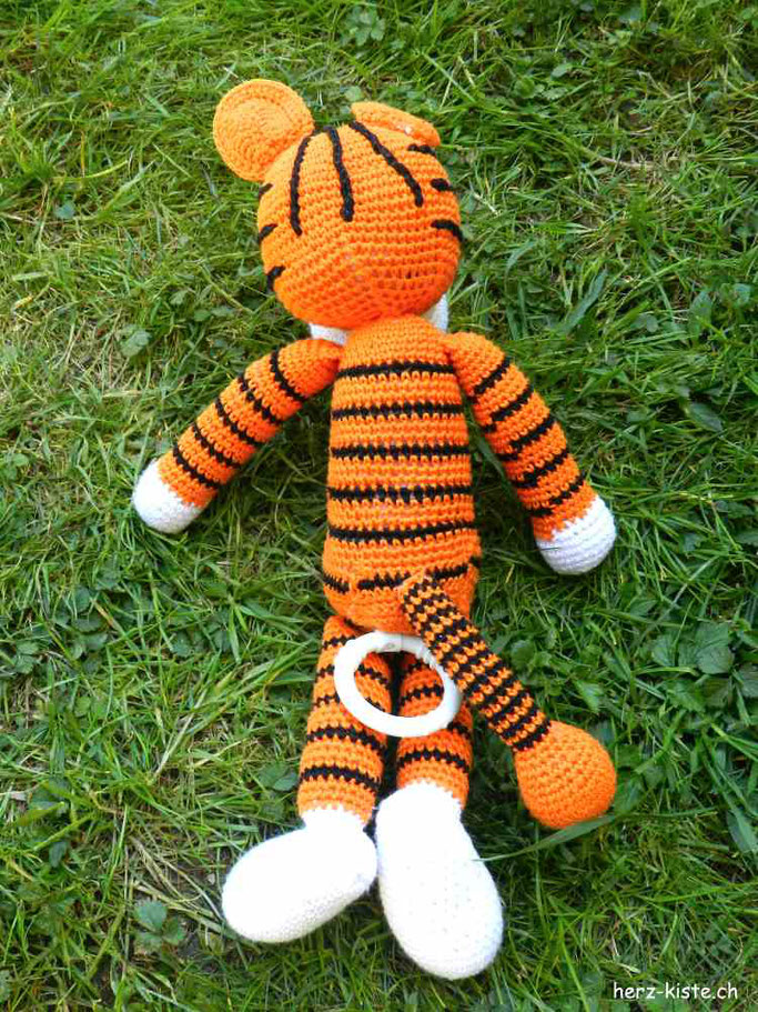 Amigurumi Tiger Musikdose von hinten - DIY Geschenkidee zur Geburt