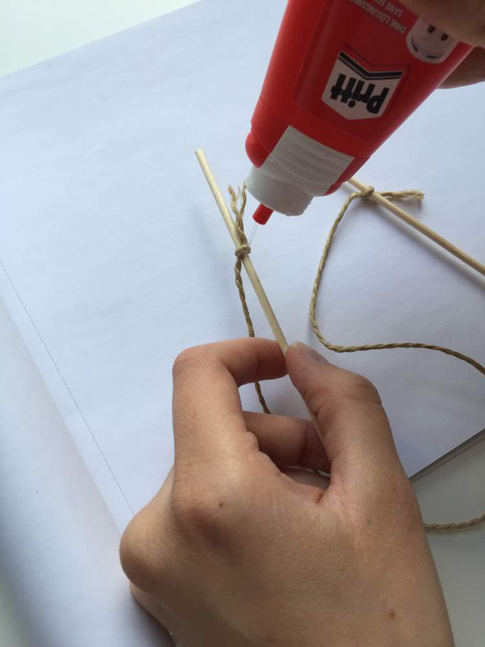 DIY Anleitung für eine Wimpelkette - Schnur mit Schaschlikspiess verbinden (Letter Lovers somelovelyletters)