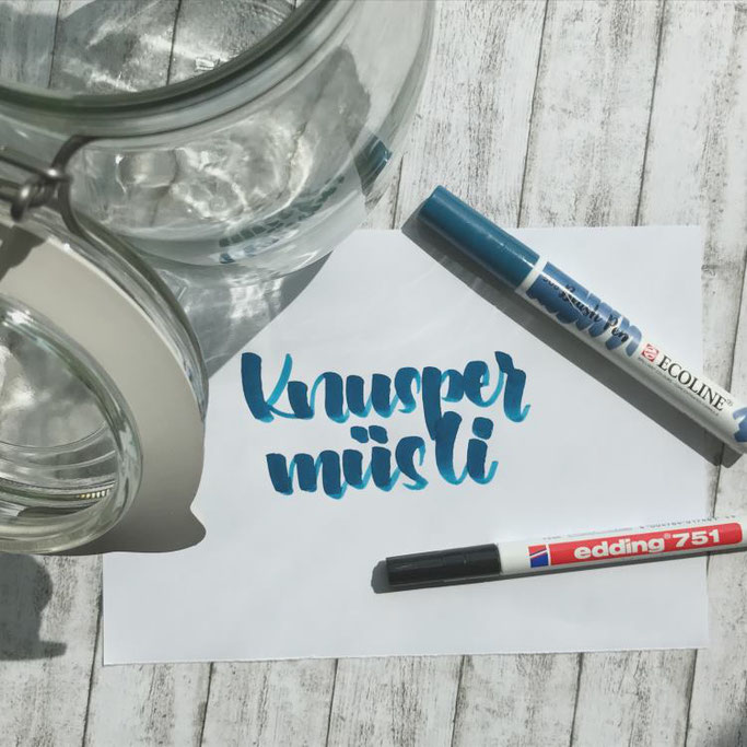 Anleitung für ein DIY Knuspermüsli - Wort mit Brushpen auf ein Papier schreiben